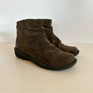 Clarks‎ Avington Swan Brown Suede Ankle Boots 7W Slouchy Comfort